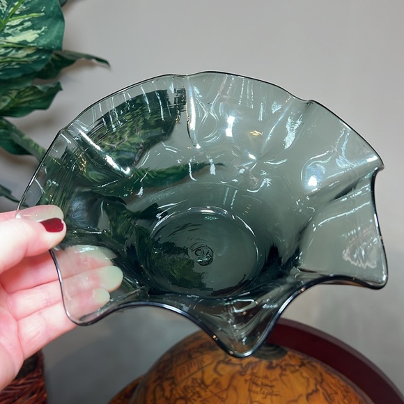 Vintage Blenko smokey grey art glass ruffle bowl - Picture 2 of 10